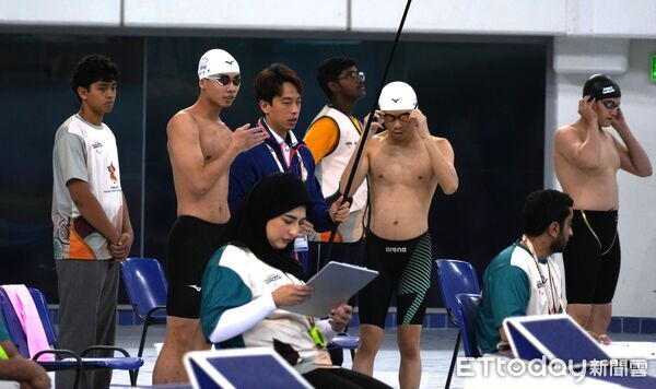 ▲游泳教練葉軒甫擔任點頭員協助視障游泳選手。（圖／記者蔡厚瑄攝）