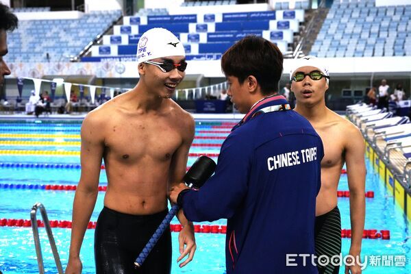▲游泳教練葉軒甫擔任點頭員協助視障游泳選手。（圖／記者蔡厚瑄攝）