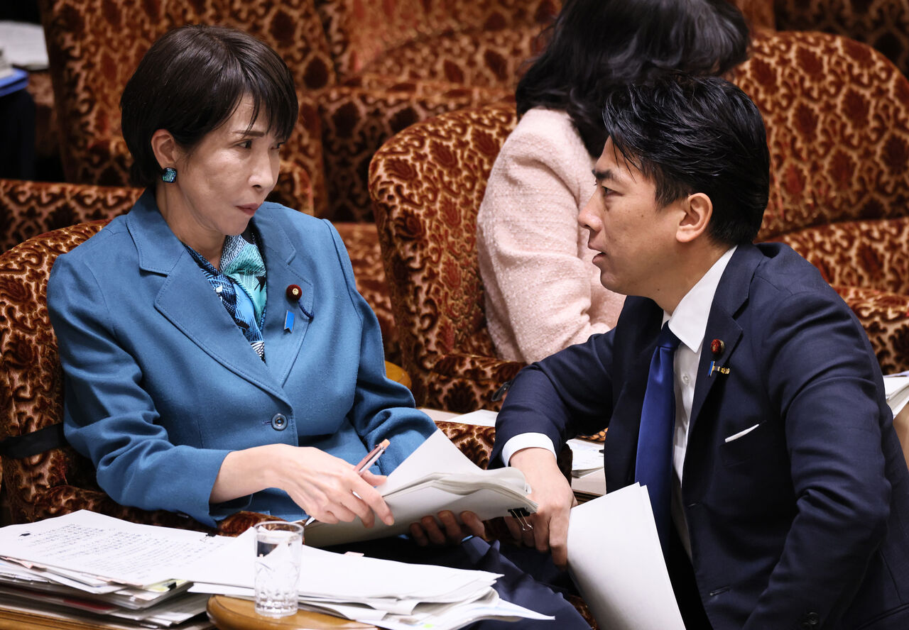 互動溫暖宛如母子!小泉進次郎替高市「整理裙襬」 網友大喊貼心