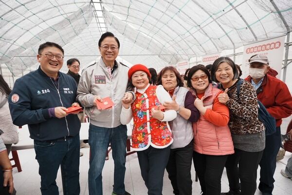 肯定青農!張善政走春採草莓發福袋 民眾嗨翻