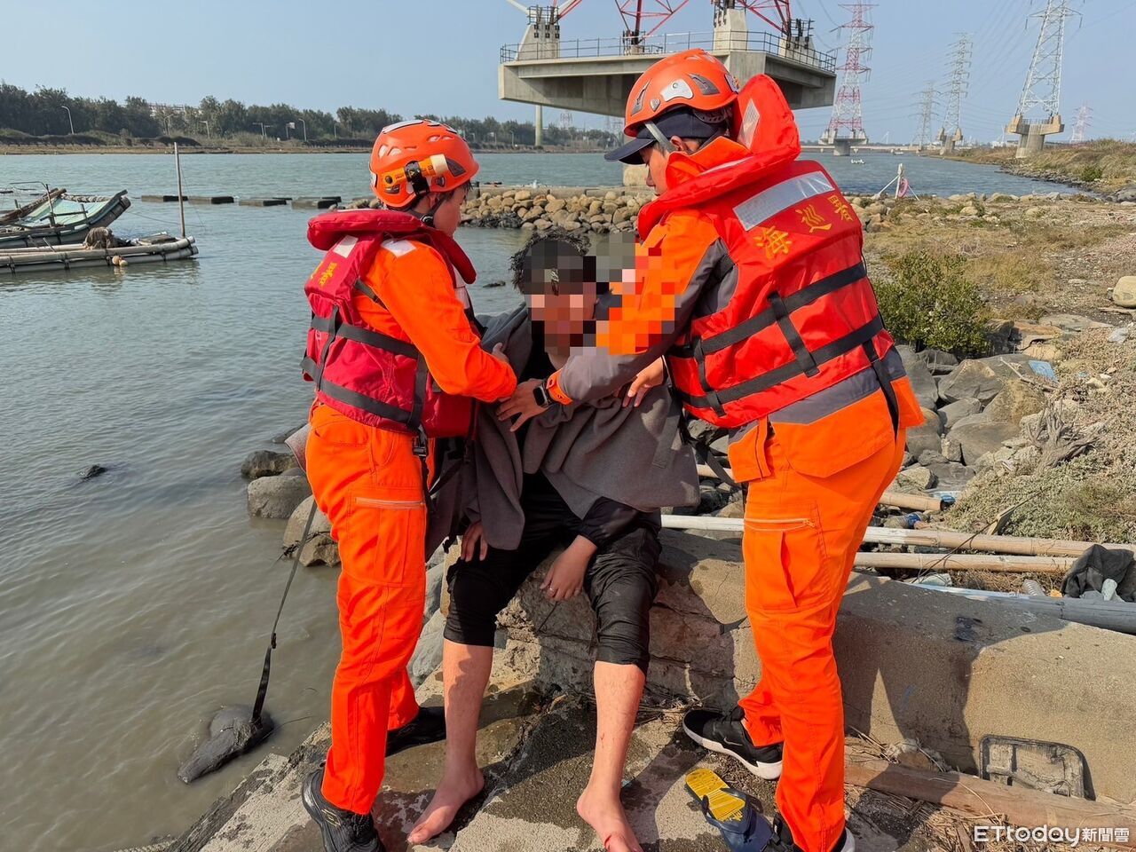 男初四釣魚落水 海巡緊急救起