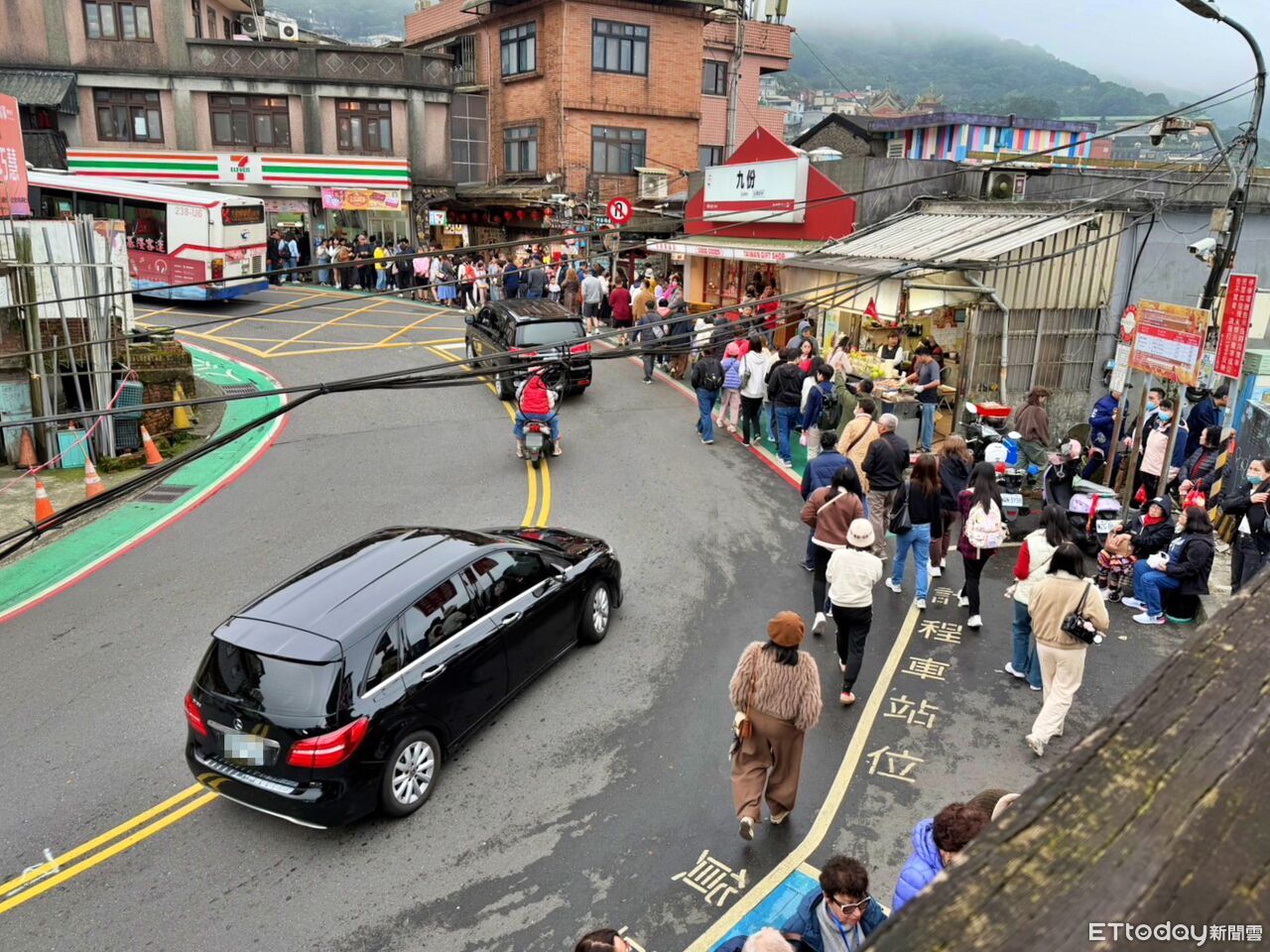 新北九份走春湧車潮 瑞芳警「超前部署」交通不卡關