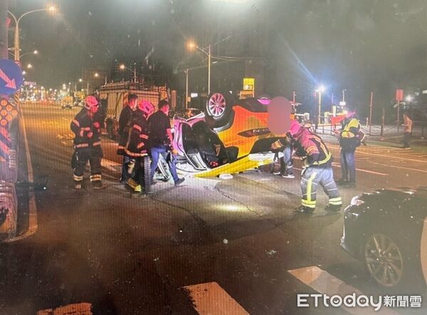 桃園小黃深夜撞中央分隔島四輪朝天 運將疲勞恍神釀禍