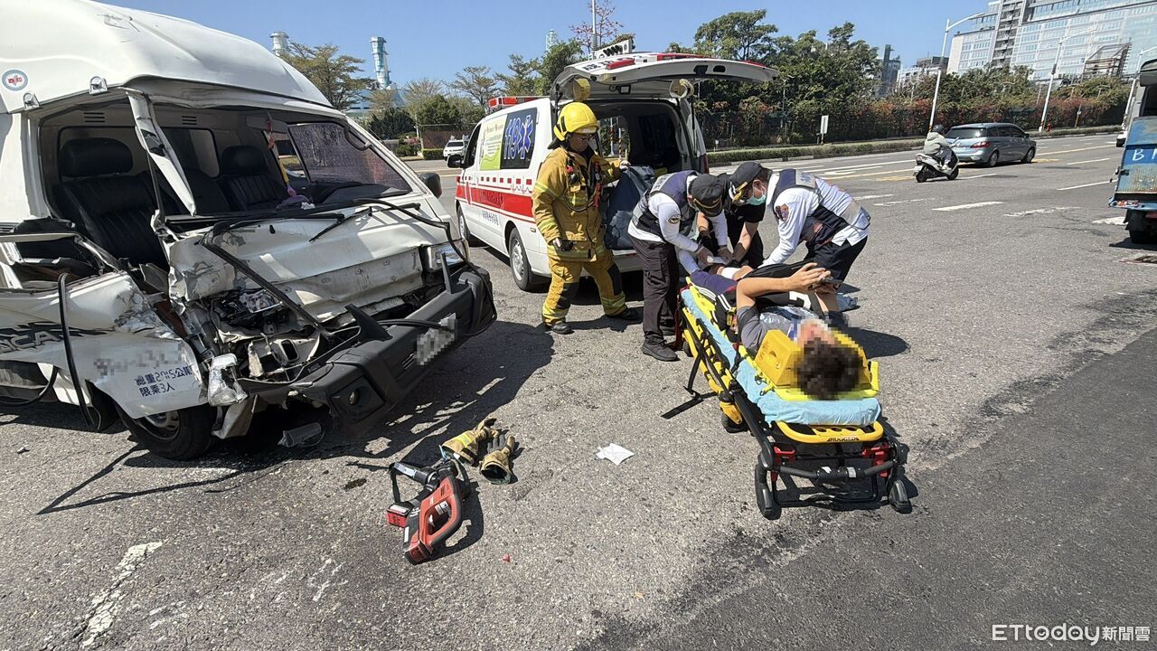 快訊/高雄2貨車追撞!男受困頭部濺血 車頭擠壓變形成廢鐵