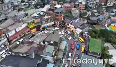連假最後一天！新北九份湧車潮　瑞芳警出動無人機即時疏導