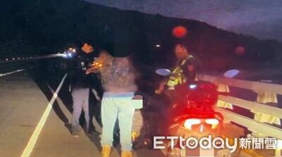 台東男情緒不穩坐初來橋邊護欄　警耐心溝通趁隙拉回橋面