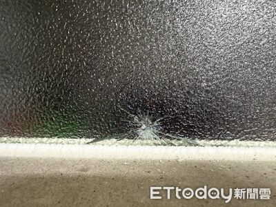 馬公民宅玻璃門「破了洞」！住戶聞異響悚報警　現場遺留1鋼珠