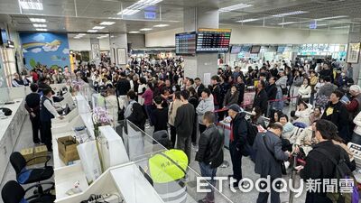 春節收假人潮爆滿　金門機場加開班機與軍機疏運