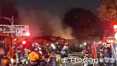 快訊／萬華晚間火警！木造屋全面燃燒　99歲老翁受困急救出