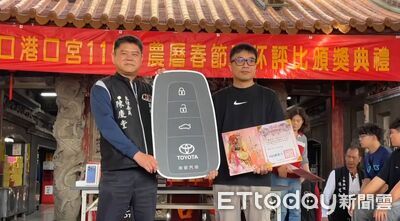 東石港口宮擲筊王現身　連擲12順杯奪百萬休旅車