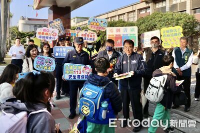 開學首日拚防疫　黃偉哲赴新民國小宣導「巡、倒、清、刷」