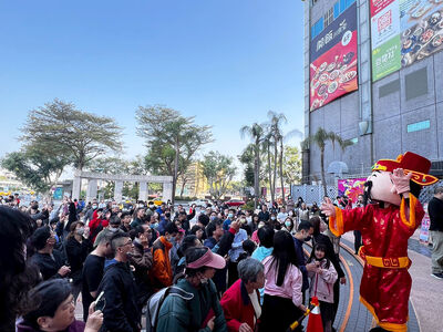 連假9天人潮飆！遠百全台成長1成　宏匯廣場賣百台iPhone 17