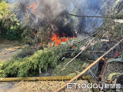 快訊／新店第三公墓開工日突起火　濃煙狂竄休旅車被燒成廢鐵