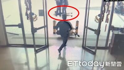 基隆男逆向行駛！經過警局「秒轉彎衝撞」 警拔槍戒備喝令：趴下