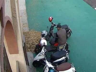 到學校打球遇「10秒快閃賊」　單車男扳開機車坐墊偷走6000元