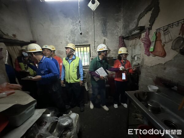 ▲台南做工行善團大年初六前往關廟區進行開春首場修繕會勘。（記者林東良翻攝，下同）