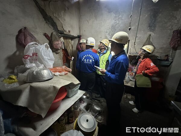 ▲台南做工行善團大年初六前往關廟區進行開春首場修繕會勘。（記者林東良翻攝，下同）