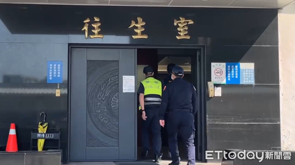 ▲▼             國1五楊高架一名男子突然翻越護欄，墜橋身亡，今天檢警相驗。（圖／記者沈繼昌翻攝，下同）