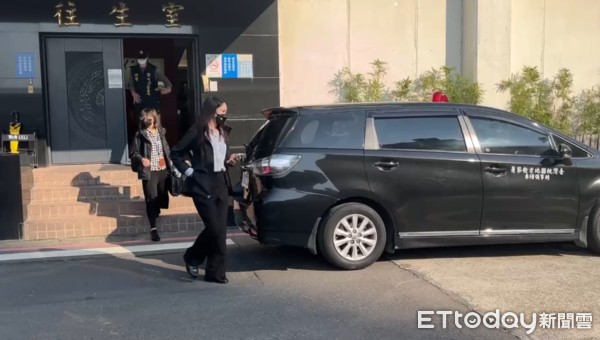 ▲▼             國1五楊高架一名男子突然翻越護欄，墜橋身亡，今天檢警相驗。（圖／記者沈繼昌翻攝，下同）