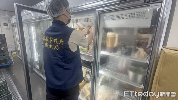 ▲▼衛生局今日前往店家稽查，業者坦承影片內容屬實。（圖／記者許宥孺翻攝）