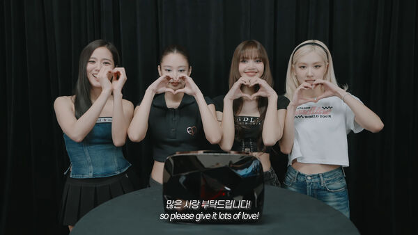 ▲BLACKPINK收到YouTube發的紅鑽石獎牌。(圖/翻攝自YouTube)