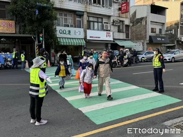 ▲台南市警局開學首日啟動護童專案，動員警力及民力於校門口協助交通疏導與安全維護。（記者林東良翻攝，下同）
