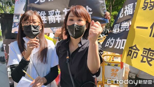 ▲▼台北地院今（23日）審理剴剴案兒福聯盟前社工陳尚潔所涉過失致死等罪嫌，女藝人郁方旁聽受訪，握全集呼「下架兒盟」。（圖／記者黃哲民攝）