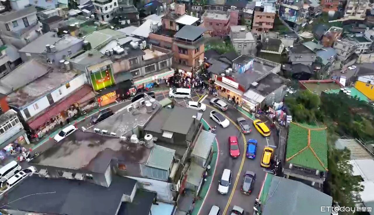 連假最後一天!新北九份湧車潮 瑞芳警出動無人機即時疏導