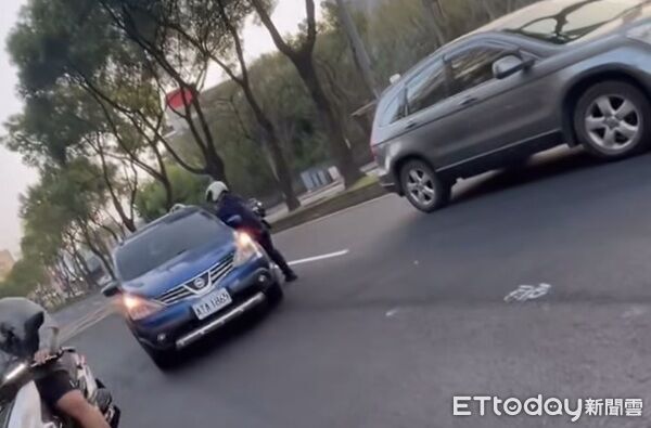 桃園男無照駕車滑手機拒檢 警破窗制止反遭拖行手部割傷