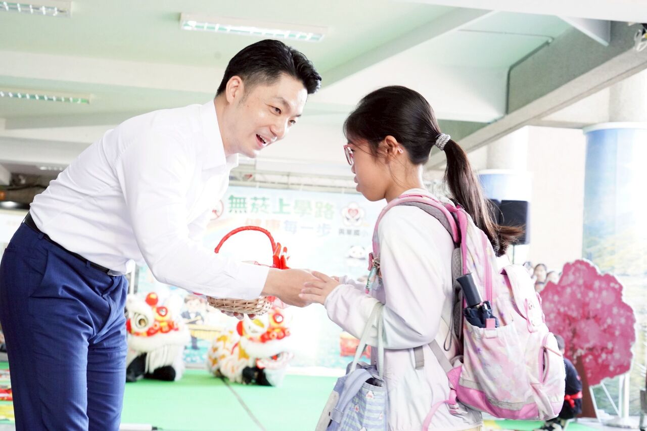 赴小學發「健康御守」宣導無菸城市 蔣萬安要孩子勸導大人禁菸