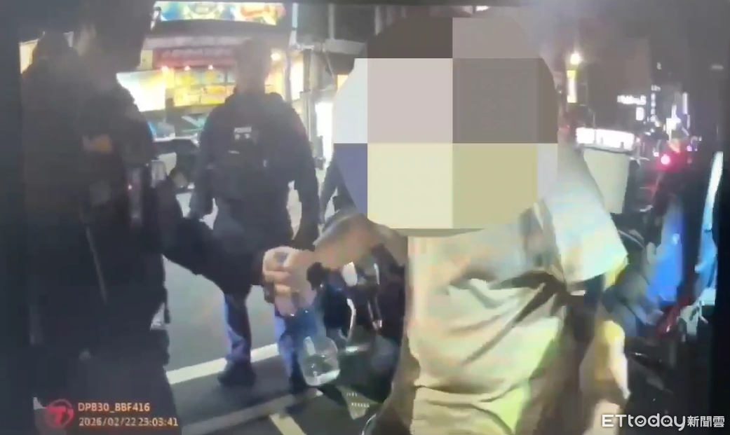 嘉義男深夜大鬧超商!亮刀恫嚇店員「要試試看」 遭警強制送醫