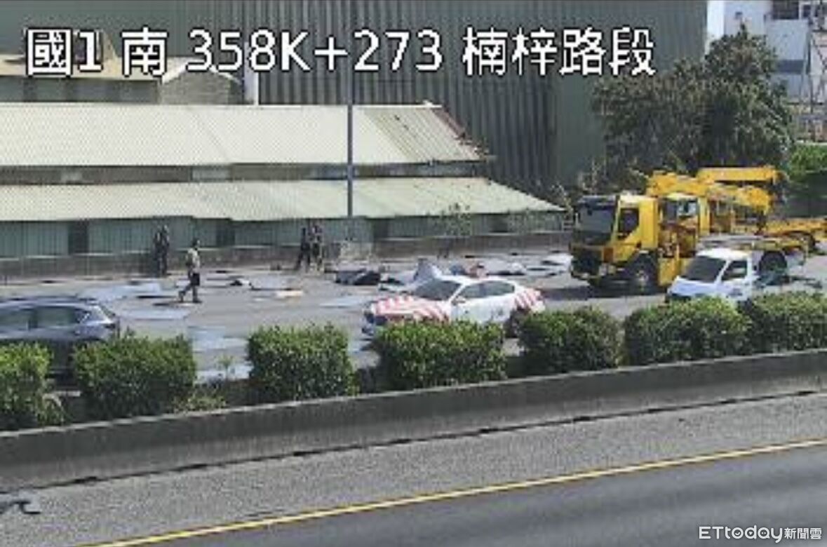 快訊/開工首日就出事!國1楠梓段大量鐵片散落車道 車流塞爆