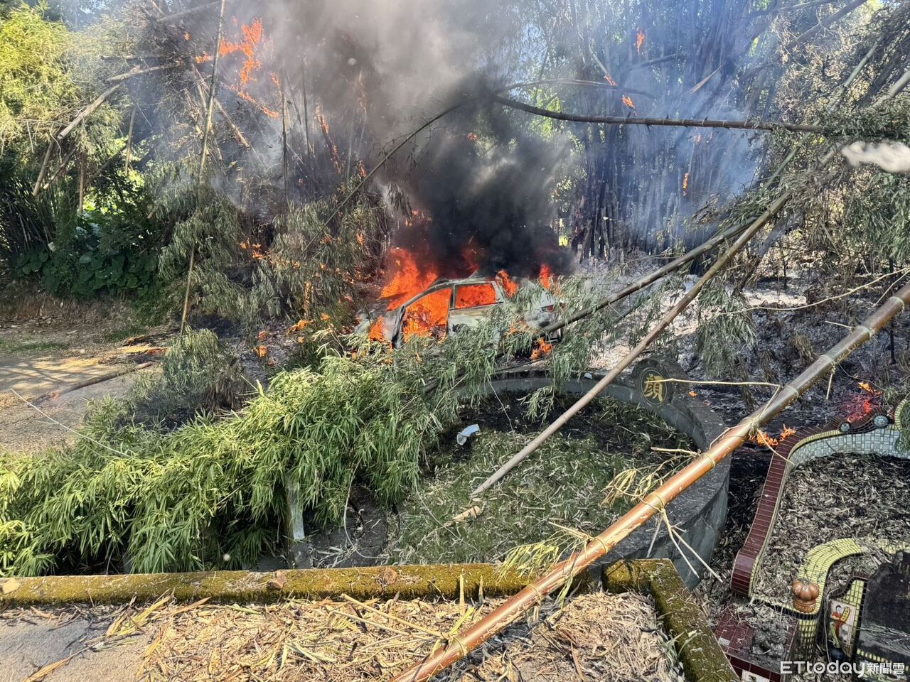 快訊/新店第三公墓開工日突起火 濃煙狂竄休旅車被燒成廢鐵