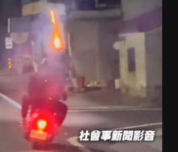 「移動砲塔」囂張畫面曝！2騎士後座載砲手爽喊...下場慘了