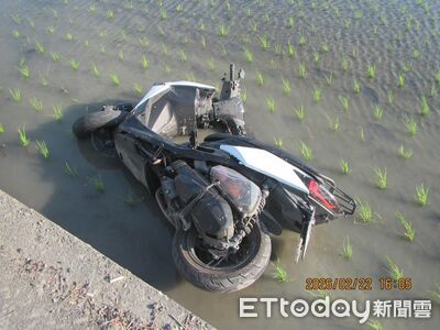 21歲騎士被撞噴田中！肇事車下來2黑衣人...沒救人竟直接落跑