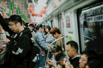 下班、上學通勤時間長很憂鬱　日本研究：超過1小時風險增1.6倍