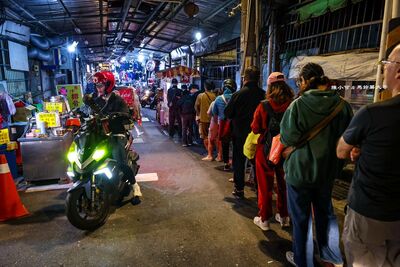 樂華夜市無名雞排只賣70口感超厚實　排隊人潮就是最佳招牌