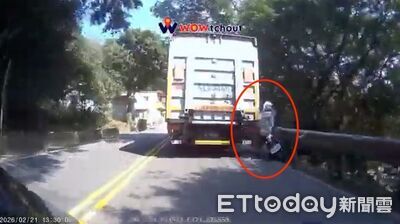 北宜「本田猴」鑽縫隙超車擦撞大貨車　騎士慘摔畫面曝！