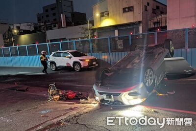 喪屍毒駕撞前車側翻畫面曝　17歲YouBike少年衰遭波及倒地受傷