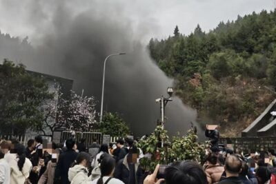 陸高速公路隧道貨車自燃　密閉空間濃煙遮眼...民眾驚慌奪路出逃