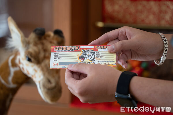 動物園刮刮樂抽中蟑螂標本。（圖／台北市立動物園提供）