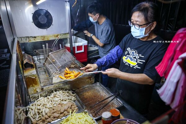 ▲▼樂華夜市無名雞排。（圖／部落客陳小可的吃喝玩樂授權提供）