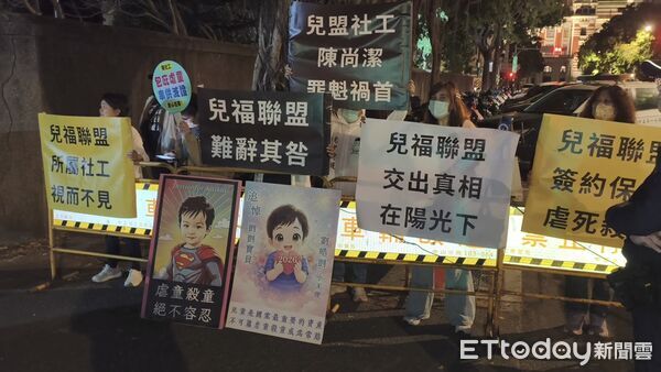 ▲▼兒福聯盟前社工陳尚潔於剴剴案涉犯過失致死等罪嫌，23日到台北地院出庭到入夜結束，在「剴剴戰士」臭罵聲中，靠親友護送上車離開。（圖／記者黃哲民攝）