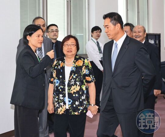 長榮集團老臣柯麗卿（中）是張榮發生前指定的遺囑執行人。