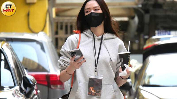 退居幕後1／黃騰浩0架子搬桌椅當工具人　懷秋被女伴出拳亂毆笑場