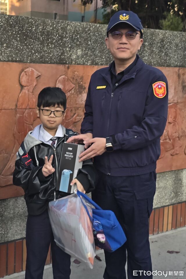 開學日嘉義警護童勤務啟動 分局長送保溫杯暖心守護