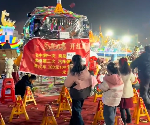 陸男「花2.5萬元套圈圈」3度套中汽車 老闆慌了秒反悔不認