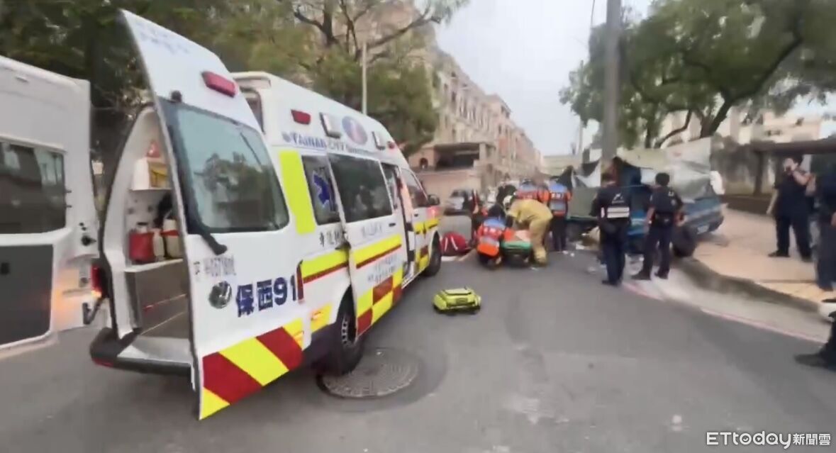 快訊/台南貨車不明原因衝撞多部機車!4童、1女送醫搶救