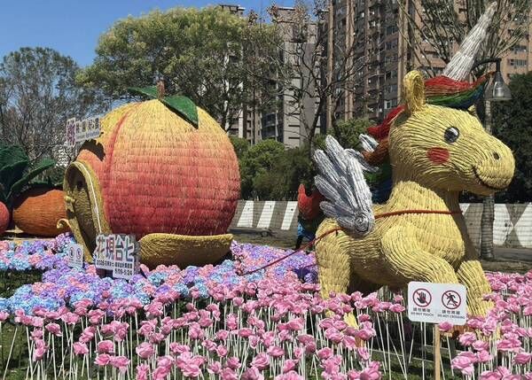 桃園燈會「馬力食足」農業主題燈區 獨角飛馬、水蜜桃馬車迎賓