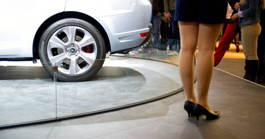 說好買小車!男友試車「一見黑絲」秒變休旅...她氣炸